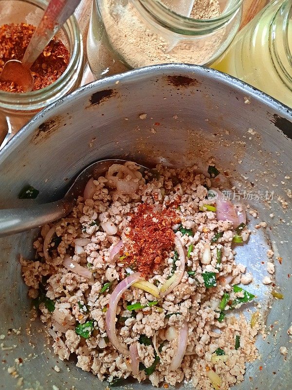 烹调肉末沙拉(Larb Moo) -泰国食物的准备。